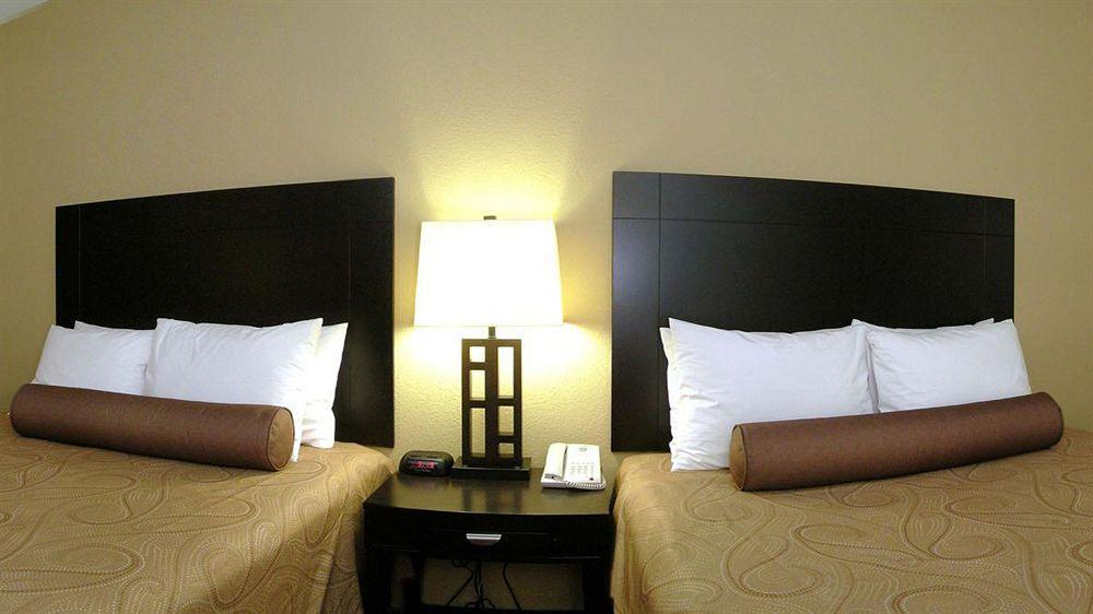 Best Western Bastrop Pines Inn Buitenkant foto